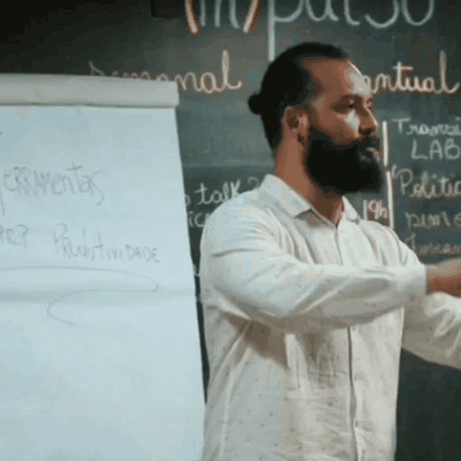 Vídeo curto: Demis explicando diante de um flip chart e de uma lousa